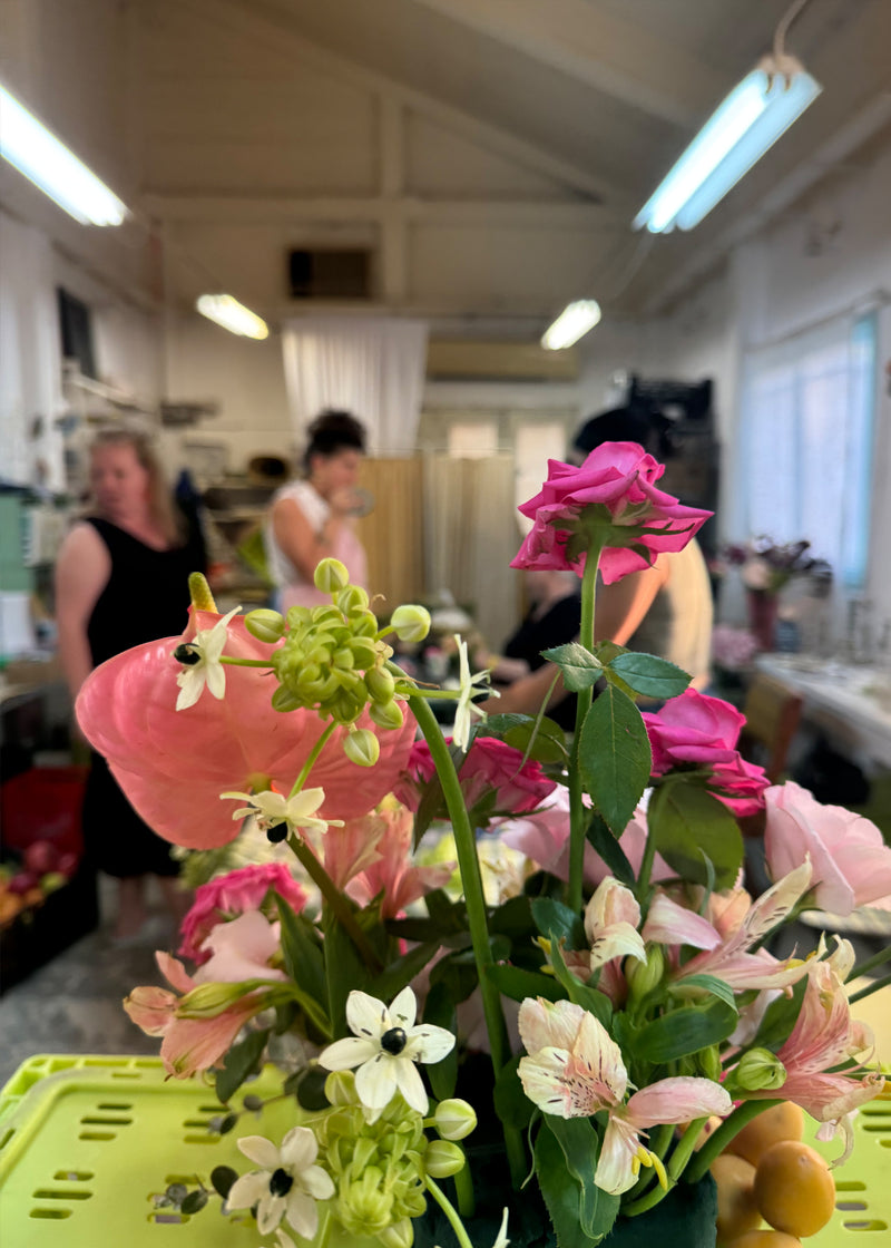 סדנת שזירת פרחים לעיצוב שולחן וואו | ביני בוקה + קרן שביט