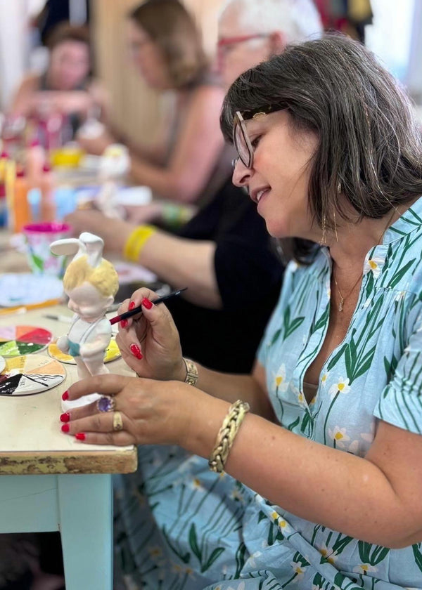 סדנת פוגי נעים - צביעת בובות קרמיקה | סדנה אורחת באסם