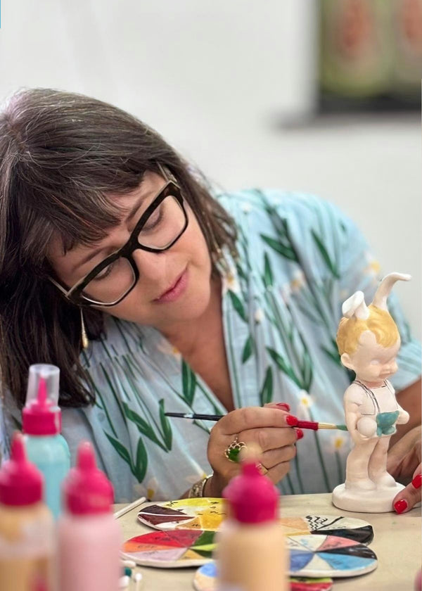 סדנת פוגי נעים - צביעת בובות קרמיקה | סדנה אורחת באסם